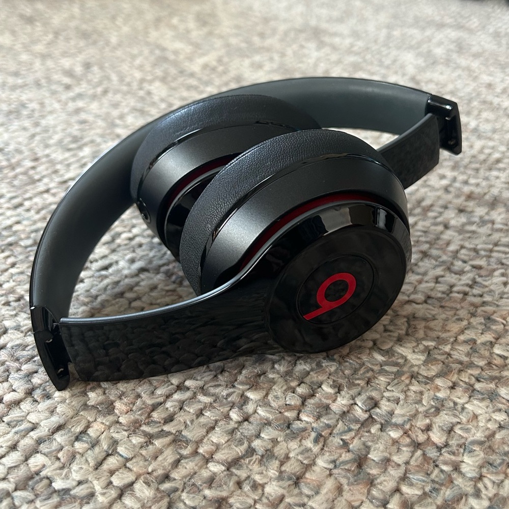 Beats by Dr. Dre Solo 2 Headphones - Picture 4 of 11